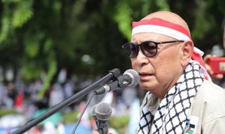 Ketua Umum KNRP Suripto, memberikan orasi dihadapan puluhan ribu peserta Aksi Bela Palestina di depan Kedubes AS, Jakarta Pusat, Ahad (10/12).