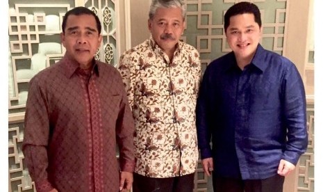 Ketua Umum KOI Erick Thohir (kanan) bersama Ketua FORMI Hayono Isman (tengah) dan Ketua Umum KONI Tono Suratman di Jakarta, Selasa (15/1).