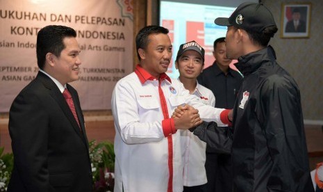 Ketua Umum KOI Erick Thohir (kiri) mendampingi Menpora Imam Nahrawi melepas kontingen Indonesia ke AIMAG 2017 di Tukrmenistan, Senin (11/9).