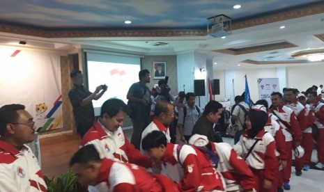 Ketua KOI Erick Thohir menyalami kontingen SEA Games 2017 setelah acara pengukuhan di Wisma Menpora, Rabu (2/8).