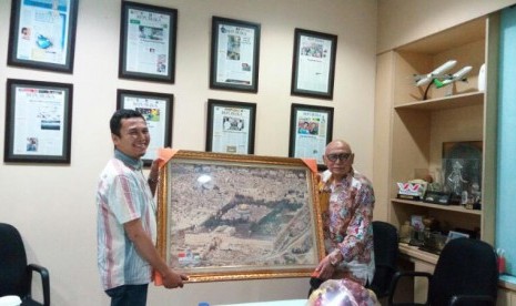 Ketua Umum Komisi Nasional untuk Rakyat Palestina (KNPR) Suripto (kanan)