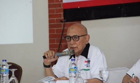 Ketua Umum Komite Nasional untuk Rakyat Palestina (KNRP), Suripto, memberikan materi saat Konsolidasi Nasional KNRP 2017 di Bandung, Jawa Barat, Senin (20/5).