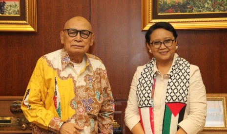 Ketua Umum Komite Nasional untuk Rakyat Palestina (KNRP) Suripto (kiri) dan Menteri Luar Negeri RI Retno P Marsudi di Kantor Kementerian Luar Negeri Republik Indonesia di Jalan Pejambon, Jakarta, Selasa (22/8).