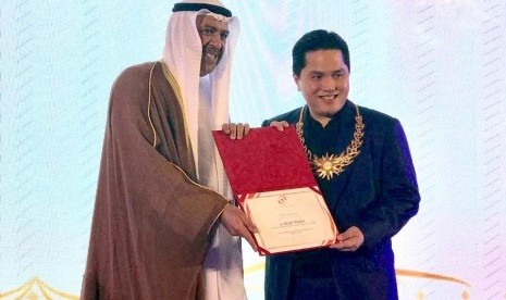 Ketua Umum Komite Olimpiade Indonesia (KOI), Erick Thohir (kanan) menerima OCA Award dari Presiden OCA, Sheik Ahmad Al Falah Al Sabah.