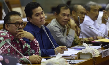 Ketua Umum Komite Olimpiade Indonesia (KOI) Erick Thohir (kedua kiri)  menyimak pertanyaan anggota Komisi X saat Rapat Dengar Pendapat Umum di Komplek Parlemen Senayan, Jakarta, Selasa (14/6).