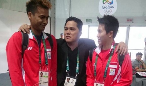 Ketua Umum Komite Olimpiade Indonesia (KOI) Erick Thohir (tengah) bersama ganda campuran Indonesia, Tontowi Ahmad/Liliyana Natsir 