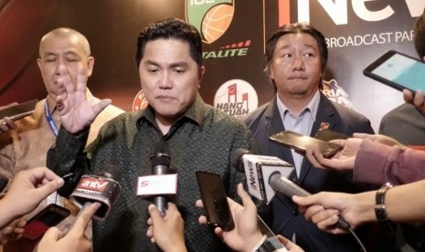 Ketua Umum Komite Olimpiade Indonesia (KOI) Erick Thohir (tengah).