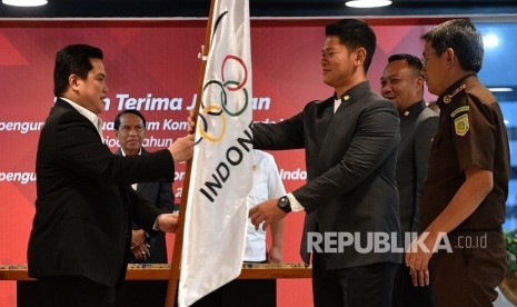 Sekjen KOI Ferry Kono (kedua kanan) menyampaikan keputusan mengirim atlet untuk cabang Obstacle Course Race di SEA Games 2019..