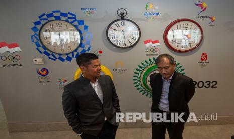 Ketua Umum Komite Olimpiade Indonesia (KOI) Raja Sapta Oktohari (kiri) berbincang dengan Direktur Utama Perum LKBN Antara Meidyatama Suryodiningrat usai menandatangani nota kesepahaman kerja sama mengkampanyekan Indonesia menjadi tuan rumah Olimpiade 2032 di Jakarta, Kamis (16/7/2020). Melalui kerja sama itu Antara akan mensosialisasi propaganda dan kampanye Indonesia agar terpilih sebagai tuan rumah Olimpiade Indonesia 2032 melalui kanal media digital dan jaringan milik Antara. 