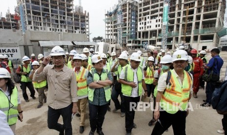 Ketua Umum Komite Olimpide Indonesia (KOI) sekaligus Ketua Panitia Asian Games (INASGOC), Erick Thohir (tengah), meninjau proyek pembangunan Wisma Atlet di Kemayoran, Jakarta, Senin (17/10).