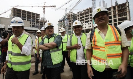 Ketua Umum Komite Olimpide Indonesia (KOI) sekaligus Ketua Panitia Asian Games (INASGOC) Erick Thohir (kedua kiri) saat meninjau proyek pembangunan Wisma Atlet, Kemayoran, Jakarta, Senin (17/10). 