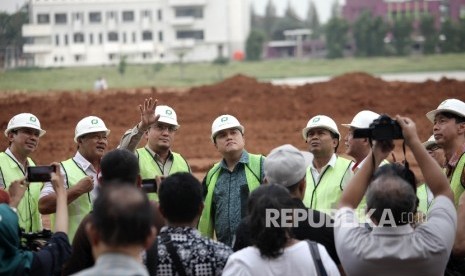 Ketua Umum Komite Olimpide Indonesia (KOI) sekaligus Ketua Panitia Asian Games (INASGOC), Erick Thohir, (tengah) meninjau proyek tempat pertandingan Equistrian Asian Games di arena pacuan kuda Pulomas, Jakarta Timur, Senin (17/10). 