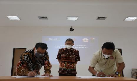 Ketua Umum KONI DKI Jakarta, Djamhuron P Wibowo (Tengah), menyaksikan penandatanganan kerjasama dukungan Galeri24 kepada Pengurus KONI DKI Jakarta yang dilakukan oleh Ketua Bidang Kemitraan KONI DKI Jakarta, Hengky Silatang (kanan) dan Kepala Divisi operasional Galeri 24, Dadan Kadarsah di Jakarta, Kamis (23/9).