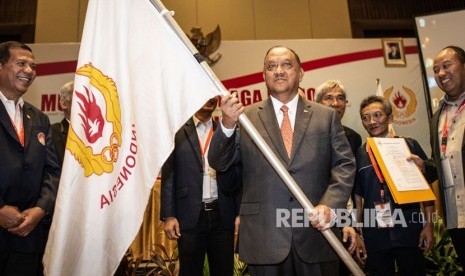 Ketua Umum KONI Pusat Letjen TNI (Purn) Marciano Norman (tengah) membawa bendera KONI dalam Musyawarah Olahraga Nasional (Musornas) KONI XIII tahun 2019 di Jakarta, Selasa (2/7/2019).