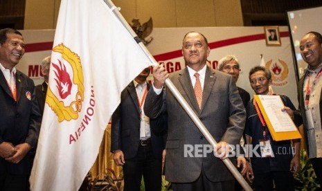 Ketua Umum KONI Pusat Letjen TNI (Purn) Marciano Norman (tengah) membawa bendera KONI