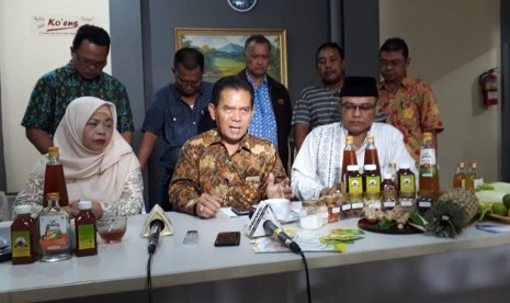 Ketua Umum Kontak Tani Nelayan Andalan (KTNA) Nasional Winarno Thohir (tengah) menjelaskan adanya KTNA Mart yang menjual 30 persen produk lokal di Gedung YAMPI Jakarta, Kamis (21/3).