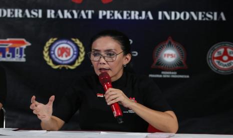 Ketua Umum KRPI Rieke Diah Pitaloka saat konferensi pers terkait RUU Kesehatan di Jakarta, Ahad (7/5/2023).