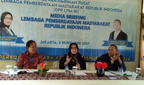 Ketua Umum Lembaga Pemberdayaan Masyarakat (LPM) Eni Maulani Saragih didampingi Sekjen LPM Suminto Martono (kanan) saat acara Media Briefing LPM di Jakarta, Senin (6/11)