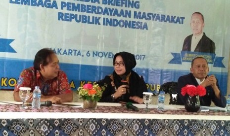 Ketua Umum Lembaga Pemberdayaan Masyarakat (LPM) Eni Maulani Saragih didampingi Sekjen LPM Suminto Martono (kanan) saat acara Media Briefing LPM di Jakarta, Senin (6/11))