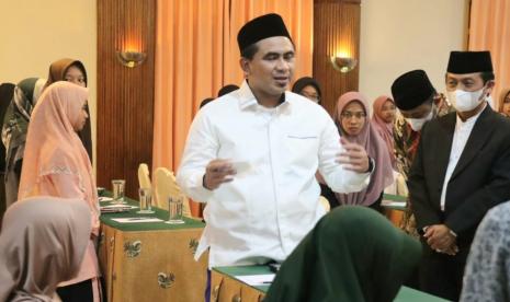 Ketua Umum Lembaga Pengembangan Tilawatil Quran Jateng, Taj Yasin Maimoen, saat meninjau pelatihan dan persiapan para calon kafilah Jateng pada ajang MTQ Nasional mendatang. 