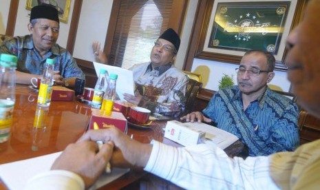  Ketua umum Lembaga Persahabatan Ormas Islam (LPOU) Said Aqil Siradj (tengah) didampingi Sekertaris LPOI Lutfi A Tamimi (kanan) dan ketua ormas Islam Mathlaul Anwar Ahmad Sadeli Karim (kiri) memberikan keterangan kepada wartwan mengenai penolakan acara Mis