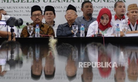 Ketua umum Majelis Ulama Indonesia KH. Ma'ruf Amin (kedua kiri) mendampingi sejumlah anggota Advokat Cinta Tanah Air (ACTA) saat memberikan keterangan kepada wartawan di kantor MUI, Jakarta, Senin (6/2).