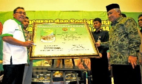  Ketua Umum Majelis Ulama Indonesia (MUI) Din Syamsuddin (kanan) bersama Menteri Kehutanan Zulkifli Hasan (kiri) membubuhkan tanda tangan sebagai tanda peluncuran dan sosialisasi fatwa MUI No.4 tahun 2014 tentang pelestarian satwa langka di Jakarta, Rabu (