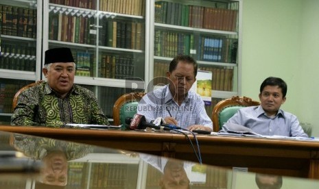 Ketua Umum Majelis Ulama Indonesia (MUI) Din Syamsuddin didampingi Ketua Komisi Informasi dan Komunikasi (Infokom) MUI Imam Suhardjo HM (tengah)dan Sekertaris Infokom Asrori S.Karni (kanan) memberikan keterangan terkait pantauan MUI tayangan televisi paruh