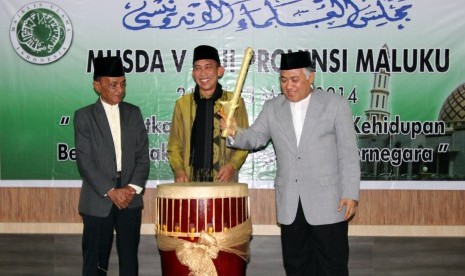 Ketua Umum Majelis Ulama Indonesia (MUI) Din Syamsuddin (kanan) didampingi Gubernur Maluku Said Assagaff (tengah) dan Ketua MUI Provinsi Maluku Idrus Toekan (kiri).