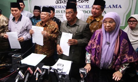 Ketua Umum Majelis Ulama Indonesia (MUI) KH Ma'ruf Amin (kedua kiri) bersama sejumlah pengurus MUI dan perwakilan ormas Islam menunjukkan surat pernyataan sikap mengenai gerakan lesbian, gay, biseksual, dan transgender (LGBT) di kantor MUI, Jakarta, Rabu. 