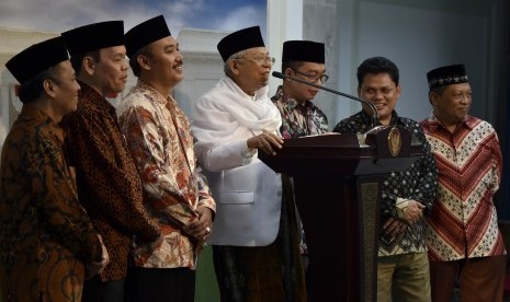 Ketua Umum Majelis Ulama Indonesia (MUI) KH Ma'ruf Amin (keempat kiri) dan Ketua Pelaksana Kongres Ekonomi Umat Lukmanul Hakim (ketiga kiri) menyampaikan keterangan kepada wartawan usai bertemu dengan Presiden Joko Widodo di Kantor Presiden, Jakarta, Jumat (31/3). 