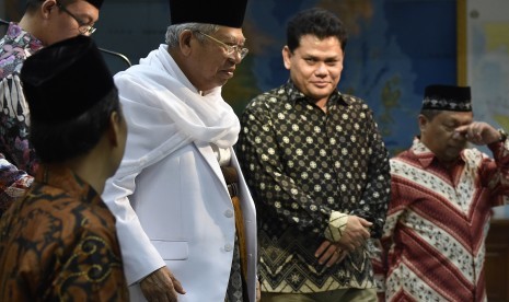 Ketua Umum Majelis Ulama Indonesia (MUI) KH Ma'ruf Amin (ketiga kiri) meninggalkan ruangan usai menyampaikan keterangan kepada wartawan tentang pertemuan dengan Presiden Joko Widodo di Kantor Presiden, Jakarta, Jumat (31/3). 