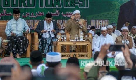 Ketua Umum Majelis Ulama Indonesia (MUI) KH Ma'ruf Amin (kedua kiri) bersama Ketua Utama Alkhairaat Sayyid Sagaf bin Idrus bin Salim Aljufri (ketiga kiri), Gubernur DKI Jakarta Anis Baswedan (kiri) menghadiri peringatan hari wafat (Haul) ke-51 tahun Guru Tua atau Sayyid Idrus bin Salim Aljufri di Palu, Sulawesi Tengah, Sabtu (15/6/2019).