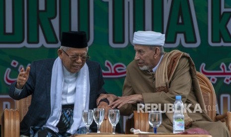 Ketua Umum Majelis Ulama Indonesia (MUI) KH Ma'ruf Amin (kiri) berbincang dengan Ketua Utama Alkhairaat Sayyid Sagaf bin Idrus bin Salim Aljufri pada peringatan hari wafat (Haul) ke-51 tahun Guru Tua atau Sayyid Idrus bin Salim Aljufri di Palu, Sulawesi Tengah, Sabtu (15/6/2019). 