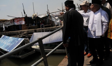 Ketua Umum Majelis Ulama Indonesia (MUI) Ma'ruf Amin (kanan) meninjau warga yang tinggal di perahu saat mengunjungi lokasi penggusuran di Pasar Ikan, Jakarta, Selasa (10/5).