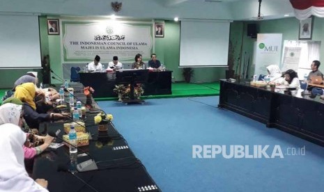 Ketua Umum Majelis Ulama Indonesia (MUI), Prof KH Ma'ruf Amin memimpin rapat Ukhuwah Islamiyyah MUI bersama Kemendikbud untuk membahas Putusan Mahkamah Konstitusi tentang Aliran Kepercayaan di Gedung MUI, Kamis (16/11).