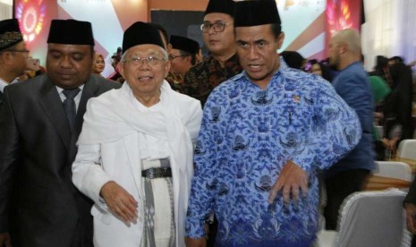 Ketua Umum Majelis Ulama Indonesia (MUI) Pusat KH Ma’ruf Amin (kedua kiri) bersama Menteri Pertanian Andi Amran Sulaiman (kanan)..