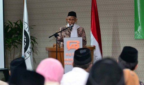 Ketua Umum Majelis Ulama Indonesia (MUI) Pusat, Sahal Mahfuzh memberikan sambutannya dalam pembukaan Rapat Koordinasi Daerah (Rakorda) MUI wilayah III di Jakarta, Jumat (7/12).