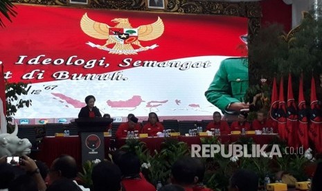 Ketua Umum Megawati Soekarno Putri mengumumkan paslon Gubernur dan Wakil Gubernur untuk Provinsi Riau, sulawei Tenggara,NTT,  dan Maluku di kantor pusat PDIP, Ahad (17/12). 