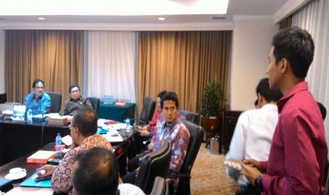 Ketua Umum MES yang juga Ketua Dewan Komisioner OJK Muliaman D Hadad dan Kepala Bappenas Sofyan Djalil menyimak penuturan Presidium Nasional FoSSEI Hafid Koesmahendra. 