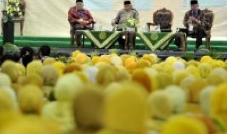 Ketua Umum Muhammadiyah Din Syamsuddin (kiri) berbincang bersama dua mantan Ketua Umum Muhammadiyah Amien Rais (tengah) danMalik Fajar (kanan) saat melakukan kebangsaat disela-sela Muktamar ke-47 Muhammadiyah di kampus Universitas Muhammadiyah (Unismuh) Ma