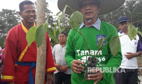 Ketua Umum Muhammadiyah Haedar Nashir bersama Ketua Umum PP Aisyiyah  Siti Noordjannah Djohantini dalam kegiatan tanam raya bibit lada dan bibit gaharu di kampung Batu Rajang, Segah, Berau pada Ahad (1/10).