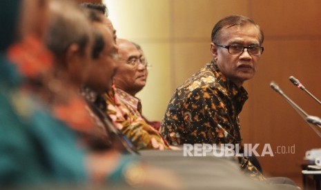 Ketua Umum Muhammadiyah Haedar Nashir bersama sejumlah pengurus pusat Muhammadiyah saat bertemu dengan Ketua MPR Zulkifli Hasan didampingi para wakil ketua dan pimpinan fraksi di ruang delegasi, Kompleks Parlemen, Jakarta, Senin (18/1). 