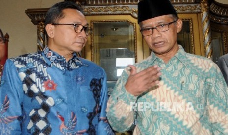 Ketua Umum Muhammadiyah Haedar Nashir (kanan) bersama Ketua Umum PAN Zulkifli Hasan memberikan penjelasan kepada wartawan usai acara pertemuan di Jakarta, Senin (15/2). 