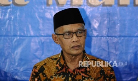 Chairman of Muhammadiyah Haedar Nashir in a press conference regarding the simultaneous regional elections at the Muhammadiyah headquarters, Jakarta, Monday  (Feb 13). 