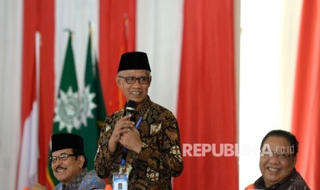 Ketua Umum Muhammadiyah Haedar Nashir (tengah)