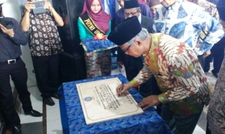 Ketua umum Muhammadiyah Haedar  Nashir meresmikan klinik Muhammadiyah pertama di Kota Tasik, Rabu (28/12).