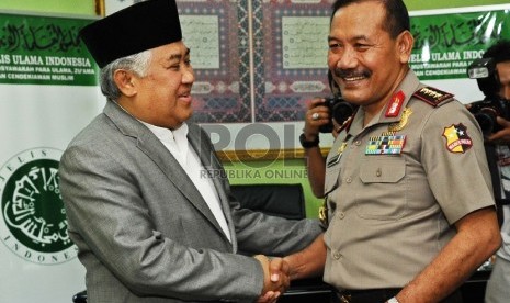  Ketua umum MUI Din Syamsuddin (kiri) bersama Kapolri Jenderal Badrodin Haiti berbincang saat silaturahmi di Kantor Majelis Ulama Indonesia, Jakarta, Rabu, (13/5). (Republika/Tahta Aidilla)