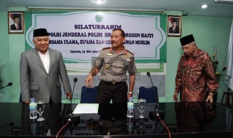 Ketua umum MUI Din Syamsuddin (kiri) bersama Kapolri Jenderal Badrodin Haiti (tengah) dan Ketua Ukhuwah Islamiyah MUI Umar Shihab (kanan), saat silaturahmi di Kantor MUI, Jakarta, Rabu, (13/5). (Republika/Tahta Aidilla)