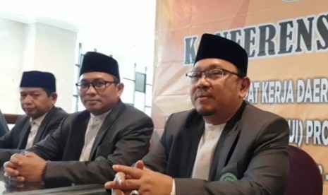 Ketua Umum MUI DKI Jakarta (kanan) KH Munahar Mukhtar